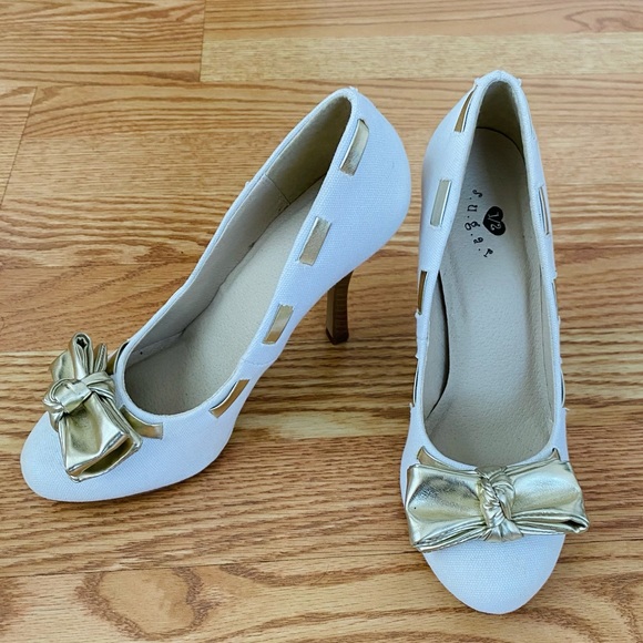 SUGAR HEELED PUMPS CREAM OFF WHITE GOLD BOW SIZE 7 4” HEEL PIN UP ROCKABILLY - Picture 1 of 11